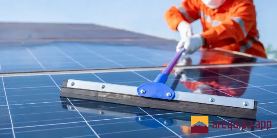 Vida Útil y Mantenimiento de los Paneles Solares: Todo lo que Necesitas Saber